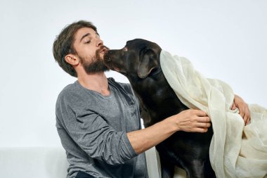 Köpeği ve açık kumaşı olan mutlu bir adam. Eğlenceli eşarp arkadaşları.