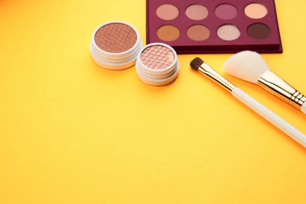 Sombra de ojos maquillaje cepillo sobre fondo amarillo vista superior Copiar espacio —  Fotos de Stock