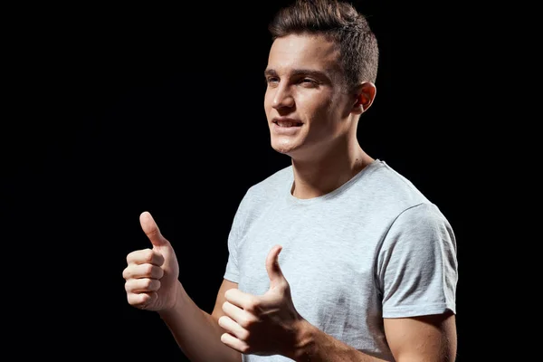 Bonito homem no branco t-shirt no preto fundo inflado braço músculos esporte modelo recortado vista Copiar Espaço — Fotografia de Stock