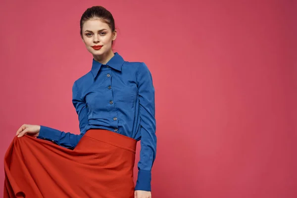 Modieuze vrouw in blauw shirt op roze achtergrond Rode rok emoties model gebaren met de handen bijgesneden uitzicht Copy Space — Stockfoto