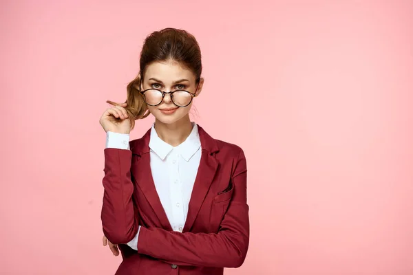 Mujer de negocios chaqueta roja gafas estilo de vida ejecutivo estudio rosa fondo — Foto de Stock