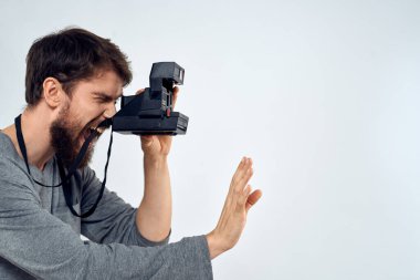 Kamera hobisi olan fotoğrafçı stüdyo yaşam tarzı yaratıcı ışık arka planı