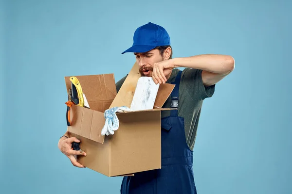 Εργαζόμενος άνθρωπος σε ενιαίο κουτί εργαλεία κατασκευή μπλε φόντο — Φωτογραφία Αρχείου