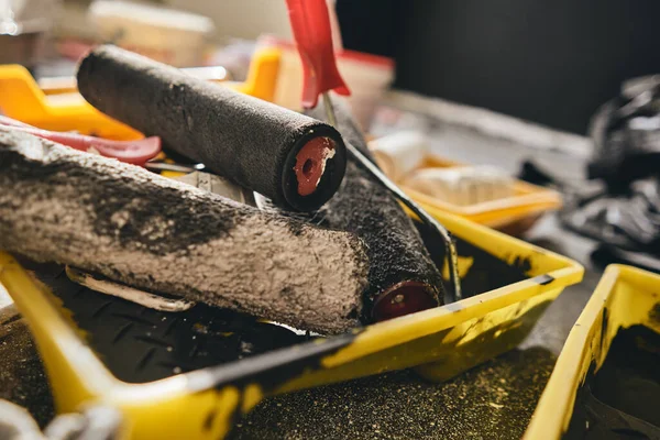 Instalação de reparação de rolos de pintura de construção é uma ferramenta de trabalho industrial — Fotografia de Stock