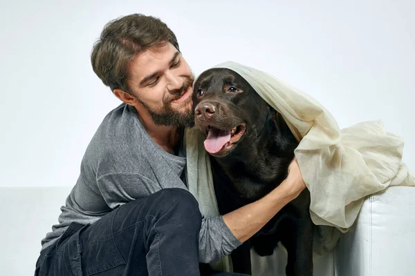 Glad man med hund och lätt tyg kul scarf vänner husdjur — Stockfoto