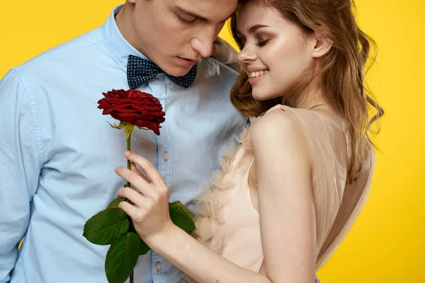 Amoureux homme et femme avec rose rouge sur fond jaune recadré vue rapprochée romance — Photo