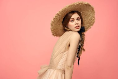 At kuyruklu romantik kız ve hasır şapkalı romantik gülüşlü pembe arka plan kopyalama alanı