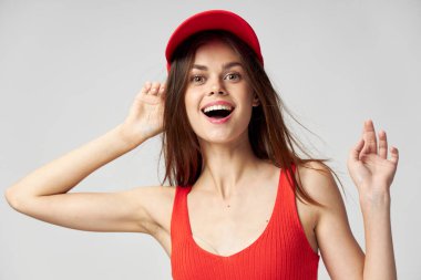 Ağzı açık, neşeli bir kadın. Kırmızı şapkalı yaşam tarzı stüdyosu. 