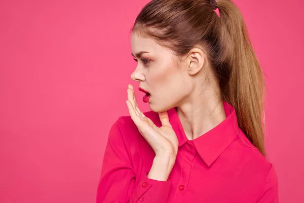 Ελκυστική κοπέλα σε ροζ πουκάμισο περικοπή προβολή φωτεινό μακιγιάζ κόκκινα χείλη gesturing με τα χέρια Αντιγραφή χώρου — Φωτογραφία Αρχείου
