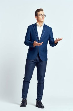 Gözlük takan takım elbiseli bir iş adamı. Kendine güvenen bir yönetici.