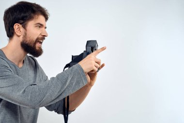Kamera hobisi olan fotoğrafçı stüdyo yaşam tarzı yaratıcı ışık arka planı