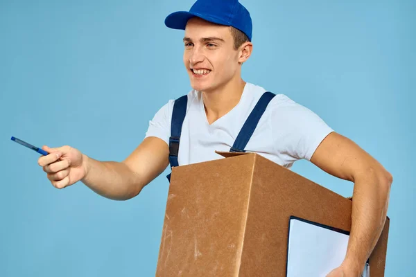 Mann Arbeiter mit Pappkartonauslieferung Lader Lifestyle blauer Hintergrund — Stockfoto