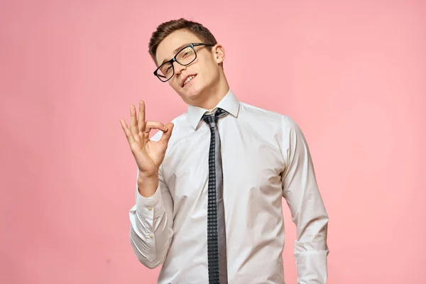 Деловой человек в белой рубашке с галстуком носить очки уверенность в себе официальный розовый фон — стоковое фото