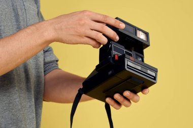 Fotoğraf makinesi profesyonel ekipman hobisi yaratıcı yaklaşım stüdyosunun elinde.