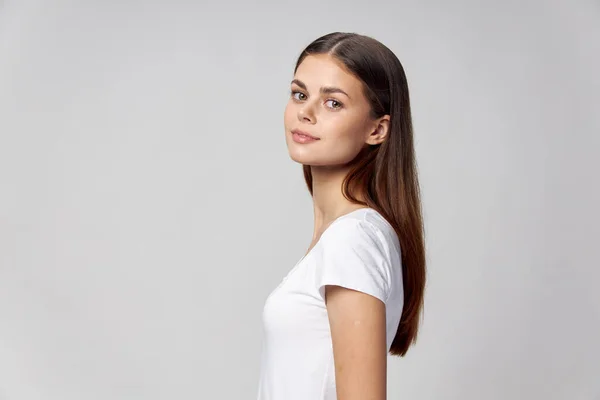 Donna guardando avanti bianco t-shirt vista laterale — Foto Stock