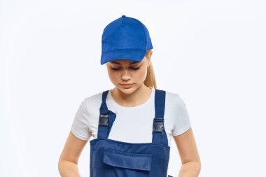 İş üniformalı bir kadın. Mavi şapkalı, kurye teslimat servisi.