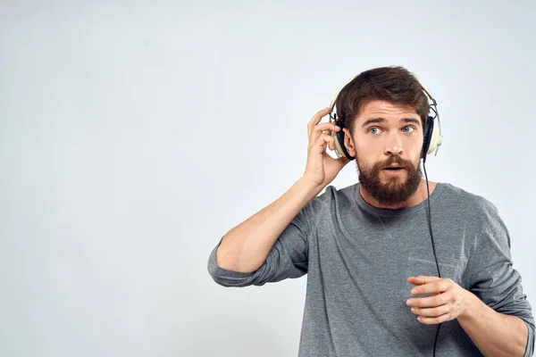 Άνθρωπος με ακουστικά μουσική lifestyle συναισθήματα τεχνολογία σύγχρονο στυλ ψυχαγωγίας φως φόντο — Φωτογραφία Αρχείου