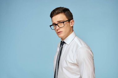 İş adamı beyaz gömlek kravat gözlük kendine güven resmi mavi arka plan