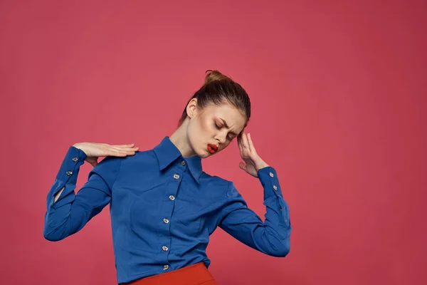 Modieuze vrouw in blauw shirt op roze achtergrond Rode rok emoties model gebaren met de handen bijgesneden uitzicht Copy Space — Stockfoto
