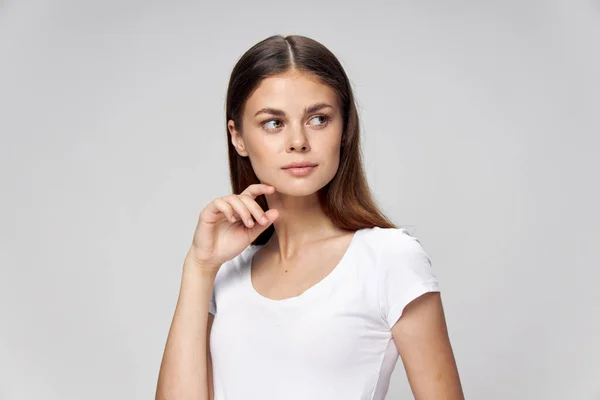 Donna in t-shirt bianca guardare da parte mano vicino estate — Foto Stock