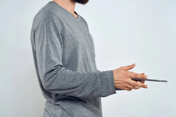 Hombre con tableta en las manos tecnología estilo de vida Internet comunicación trabajo luz fondo recortado ver — Foto de Stock