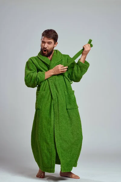 Homem emocional em um manto verde em um fundo leve em pleno crescimento modelo de emoções divertidas — Fotografia de Stock