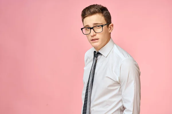 Homem de negócios em camisa branca com gravata usando óculos de auto-confiança oficial fundo rosa — Fotografia de Stock