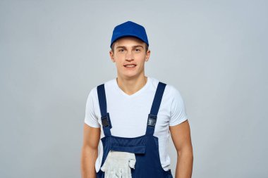 Üniformalı çalışan adam, servis hizmeti ışık arka planı