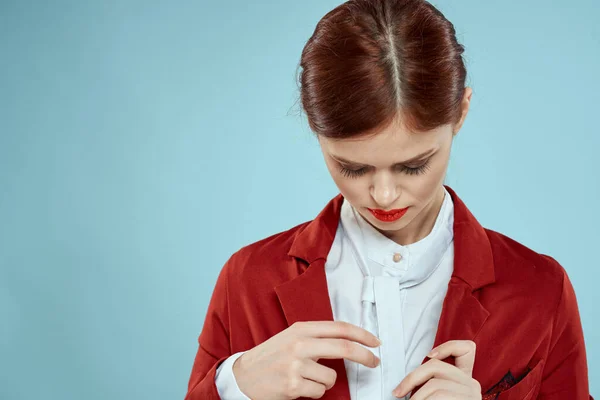 Elegante Frau in roter Jacke hell Make-up Lippen Selbstbewusstsein beschnitten Ansicht blauer Hintergrund — Stockfoto