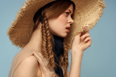 Saçları örgülü romantik insanlar. Arka planda gri bir şapka giyiyorlar.