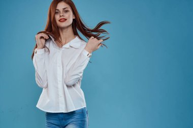 Zarif kadın beyaz gömlek kotlar stüdyo yaşam tarzı mavi arka plan