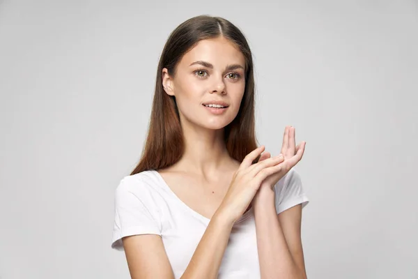 Mulher com cabelo longo atraente olhar branco t-shirt — Fotografia de Stock