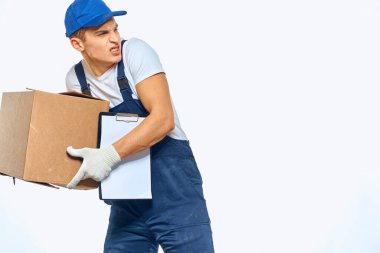Ellerinde kutu olan işçi servis yükleme servisi ışık arkaplanı
