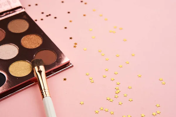 Lidschatten Make-up Pinsel Kollektion professionelle Kosmetik-Accessoires auf rosa Hintergrund — Stockfoto