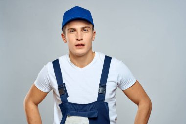 Üniformalı çalışan adam, servis hizmeti ışık arka planı