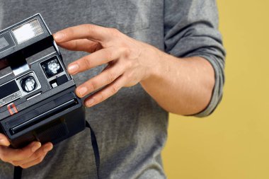 Fotoğraf makinesi profesyonel ekipman hobisi yaratıcı yaklaşım stüdyosunun elinde.