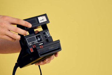 Fotoğraf makinesi profesyonel ekipman hobisi yaratıcı yaklaşım stüdyosunun elinde.