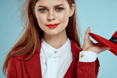 Kırmızı dudaklı zarif kadın şapkası yaşam tarzı modeli.