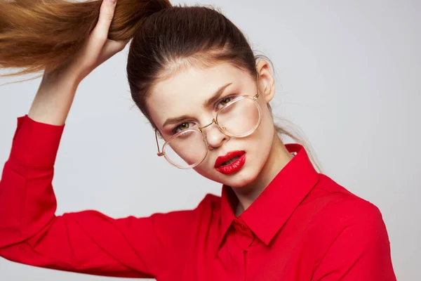 Aantrekkelijke vrouw met heldere make-up en lichte achtergrond gebaren met de handen bijgesneden uitzicht emotie plezier — Stockfoto