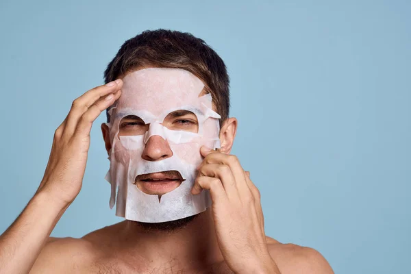Man in reiniging masker op blauwe achtergrond gebaren met handen naakt romp bijgesneden uitzicht — Stockfoto