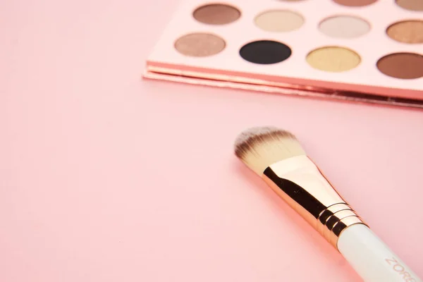 Make-up-Pinsel und Lidschatten professionelle Kosmetik auf rosa Hintergrund — Stockfoto