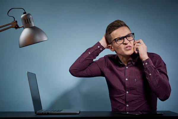 Homem de negócios falando no telefone no escritório modelo de comunicação gerente de laptop aberto — Fotografia de Stock