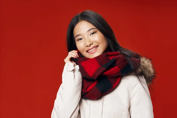 Een mooie vrouw met een Aziatisch uiterlijk lacht naar de camera — Stockfoto