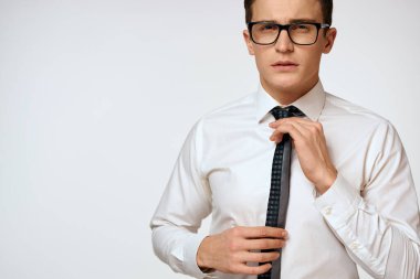 Beyaz gömlekli, kravatlı, gözlüklü, kendine güveni tam bir yönetici.