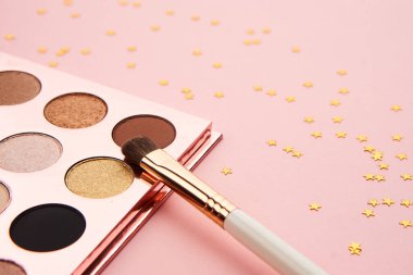 Göz makyajı fırçaları pembe arka planda profesyonel kozmetik aksesuarları koleksiyonu