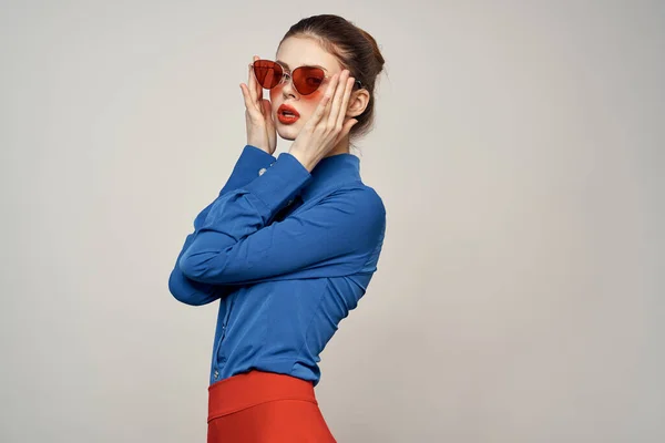 Güneş gözlüklü bir kadın portresi ve arka planda mavi bir gömlek. Model Kopya Boşluğu görünümü. — Stok fotoğraf