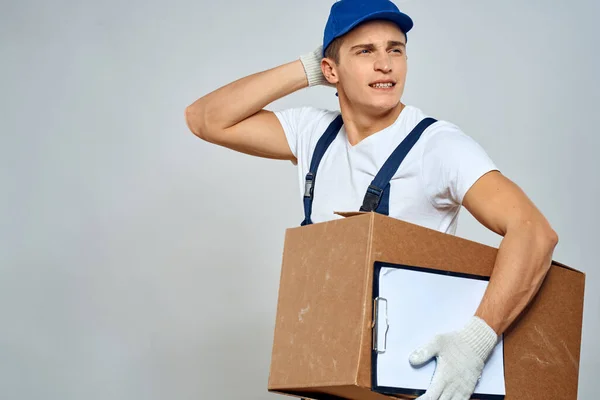Muž pracovník s krabicí v ruce dodávka nakládka služba balení — Stock fotografie