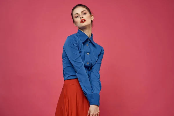 Mujer de moda en camisa azul sobre fondo rosa Falda roja emociones modelo gesto con las manos recortadas ver Copiar el espacio — Foto de Stock