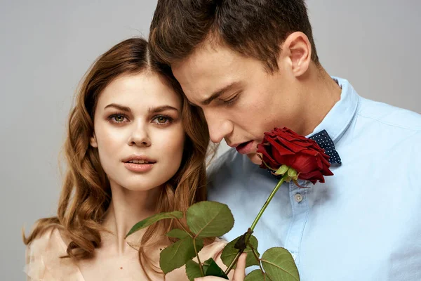 Gyönyörű pár kapcsolat rózsa ajándék romantika ölelés fény háttér — Stock Fotó
