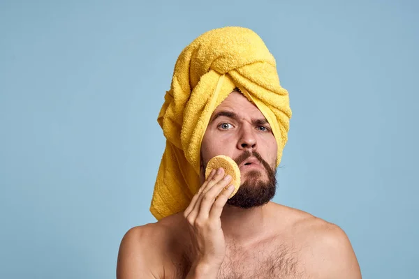 Человек с желтым полотенцем на голове задница голые плечи чистая кожа принимая душ — стоковое фото
